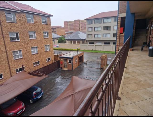 2 BEDROOM APARTMENT FOR SALE IN KEMPTON PARK